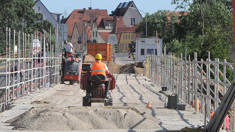 Die Bauarbeiten an der Flutbrücke bei Haßfurt laufen. Derzeit wird die aus den 1960er Jahren stammende Fahrbahn abgetragen. Die Bauarbeiten an der Flutbrücke bei Haßfurt laufen. Derzeit wird die aus den 1960er Jahren stammende Fahrbahn abgetragen.