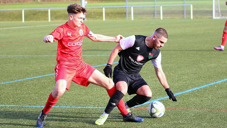 Weitere drei Jahre beim FC 05 Schweinfurt: Angreifer Emir Bas (rechts).