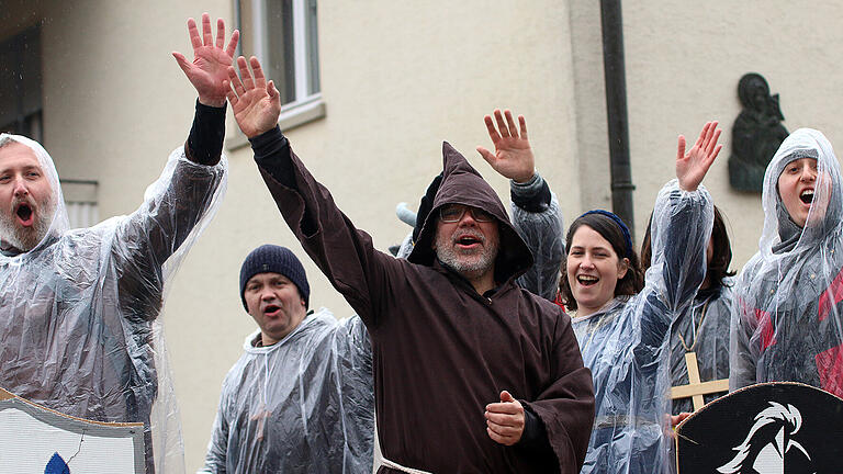 Die Stüchter Faschingsnarren erteilten sich zu ihrem 55. Jubiläum selbst den Ritterschlag.