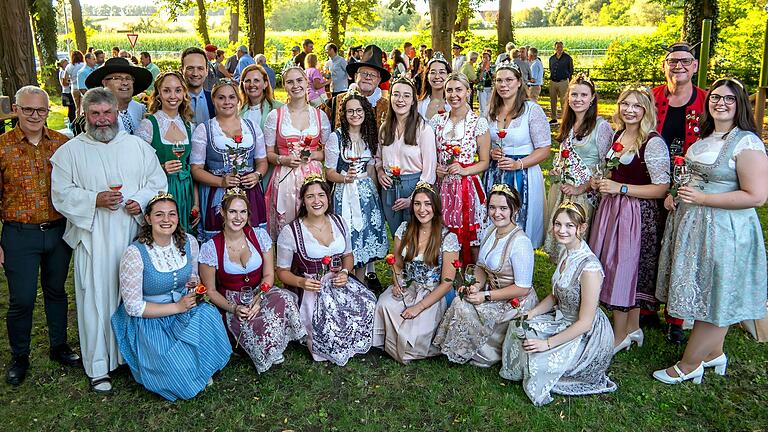 19 Weinhoheiten und Symbolfiguren sowie zahlreiche Ehrengäste waren bei der Eröffnung der Schoppentage in Frankenwinheim. 19 Weinhoheiten und Symbolfiguren sowie zahlreiche Ehrengäste waren bei der Eröffnung der Schoppentage in Frankenwinheim.