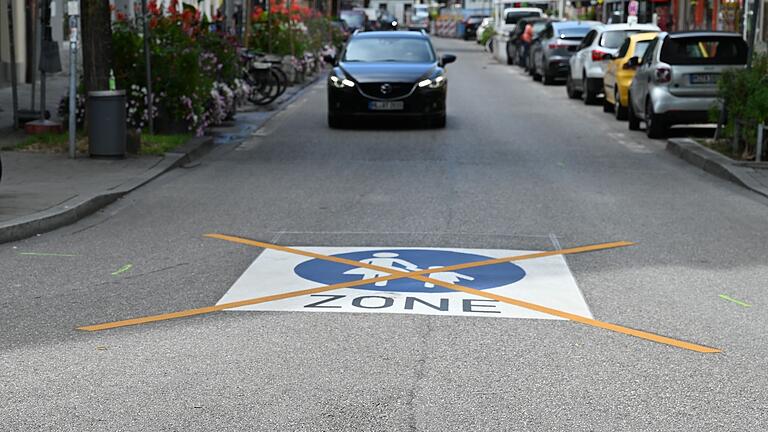 Errichtung einer Fußgängerzone       -  Erst nach der Umwidmung der Straße soll ab Montag in einem Abschnitt der Weißenburger Straße eine Fußgängerzone sein.