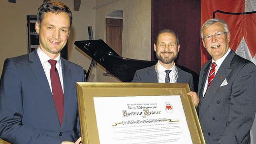 Bewegender Moment: Altbürgermeister Hartmut Bräuer (rechts) erhält von Bürgermeister Thorsten Wozniak und Landrat Florian Töpper (links) in der Rüstkammer des Alten Rathaus die Ernennungsurkunde zum Ehrenbürger der Stadt Gerolzhofen überreicht.