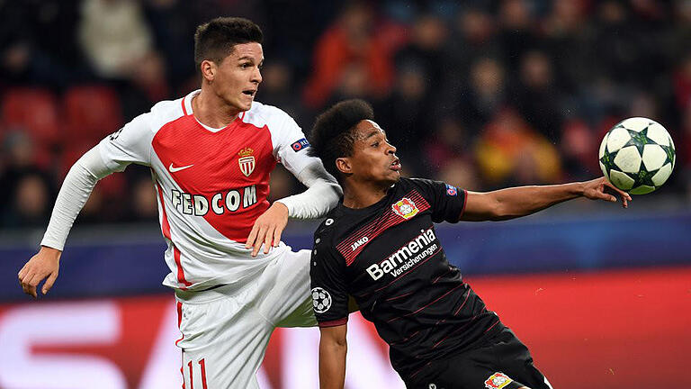 Zweikampf       -  Leverkusens Wendell (R) kann sich gegen Guido Carrillo vom AS Monaco durchsetzen. Foto: Federico Gambarini