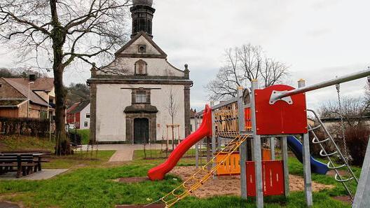 Vor der Dorfkirche von Steinbach wurde der Kirchvorplatz gepflastert und gleich anschließend der Spielplatz mit neuen Geräten ausgestattet.