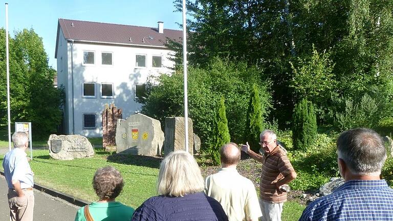 Diesmal war es ein Ausflug in die jüngste Geschichte des Heimatkreises: Hauptfeldweben a. D. Reiner Dehler führte den Historischen Verein Landkreis Haßberge in die Geschichte der Eberner Garnison ein.