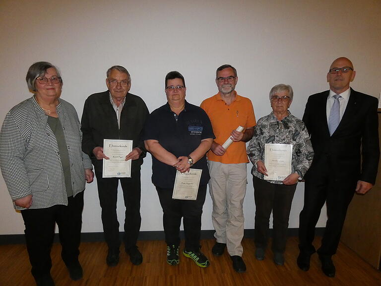 Für 25 Jahre Mitgliedschaft im Lebenshilfeverein Rhön-Grabfeld wurden geehrt (ab 2. von links): Rudolf Pagel, Katja Hergenhan, Helmut Köberlein und Annelore Greier. Es fehlt Olga Wermann. Mit im Bild Geschäftsführer Jens Fuhl und die Vorsitzende Brunhilde Hergenhan