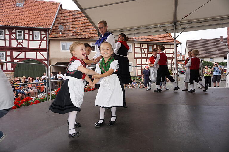 Die Kindertanzgruppe des Nordheimer Rhönklub Zweigverein &quot;Rother Kuppe&quot; zeigte Volkstänze und eine große Freude.