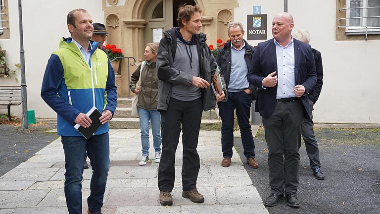 Bürgermeister Georg Seiffert (rechts) im Gespräch mit Ludwig Hartmann (Fraktionschef von Bündnis90/Die Grünen im Bayerischen Landtag) und Tourismusbeauftragter im Stadtrat Klaus Seiffert (links).