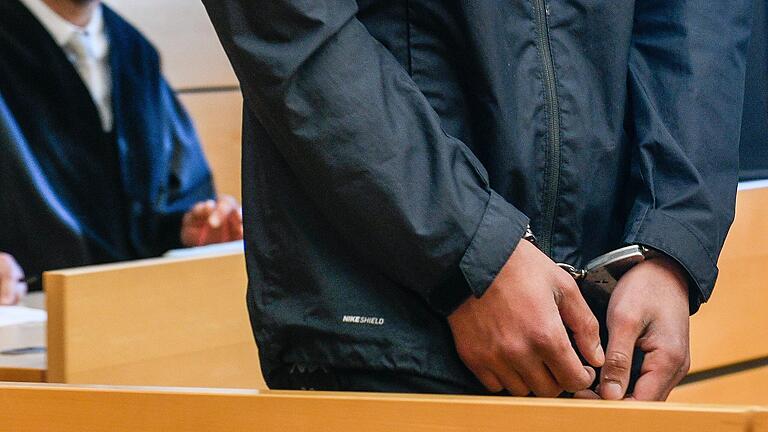 In Handschellen zur Verhandlung: Ein 20-Jähriger muss sich in Würzburg seit dieser Woche am Landgericht wegen versuchten Mordes und Anstiftung zum Mord verantworten.&nbsp;