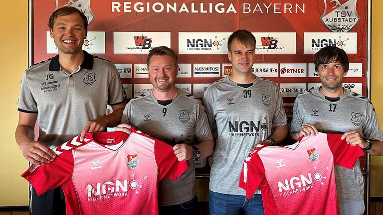 Sie bilden das Trainerteam des Fußball-Regionalligisten TSV Aubstadt in der Saison 2023/24 (von links): Cheftrainer Julian Grell, Co-Trainer Martin Schendzielorz, Athletiktrainer Kilian Kuhn sowie Co-Trainer Alexander Sarwanidi.