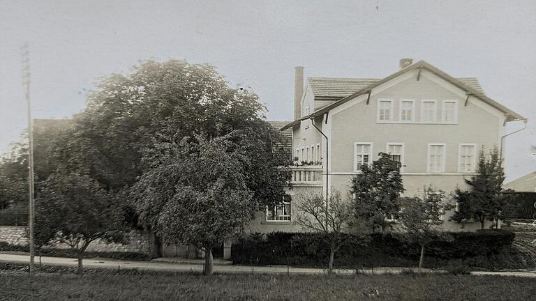 Der Gutshof unter den Linden im vergangenen Jahrhundert - hier eine Ansicht des Gutshauses. Der Gutshof unter den Linden im vergangenen Jahrhundert - hier eine Ansicht des Gutshauses.