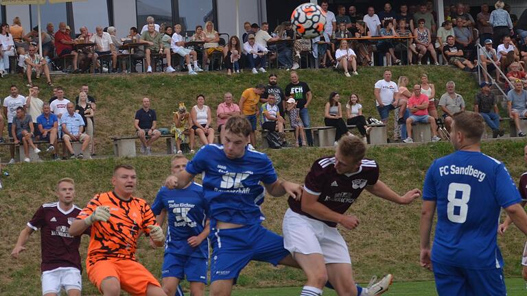 Die Spiele der Kreisklasse Rhön       -  Das Derby in der Kreisklasse Rhön 1 zwischen dem FC Sandberg (blaue Trikots) und der SG Waldberg endete vor 300 Zuschauern mit 3:3.