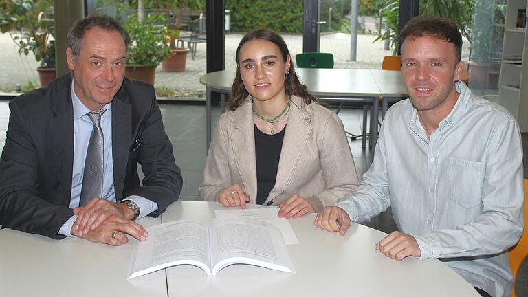 Stolz auf ihre Preisträgerin Juliana Knaub sind Schulleiter Achim Höfle (links) und Lehrer Mario Hess (rechts) vom Gymnasium in Wiesentheid. Stolz auf ihre Preisträgerin Juliana Knaub sind Schulleiter Achim Höfle (links) und Lehrer Mario Hess (rechts) vom Gymnasium in Wiesentheid.