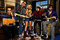 Nerd-Quartett mit heißer Blondine: Sheldon (Jim Parsons), Leonard (Johnny Galecki), Penny (Kaley Cuoco), Howard (Simon Helberg) und Raj (Kunal Nayyar).