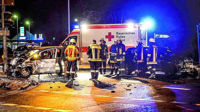 Vorfahrt missachtet: Eine 27-Jährige Mitsubishi Fahrerin kollidierte am Sonntagabend am Äußerer Ring, Kreuzung Baumhofstraße mit einem Opelfahrer. Vorfahrt missachtet: Eine 27-Jährige Mitsubishi Fahrerin kollidierte am Sonntagabend am Äußerer Ring, Kreuzung Baumhofstraße mit einem Opelfahrer.