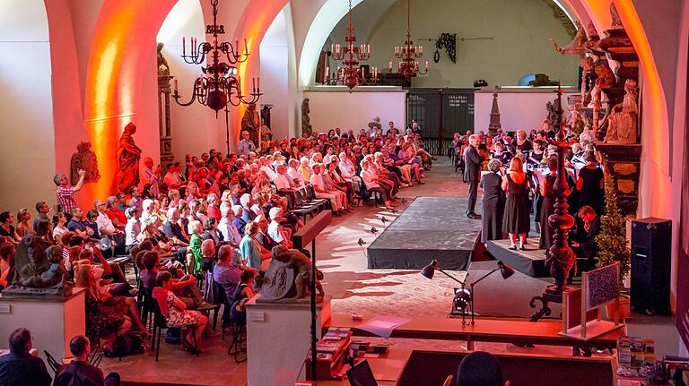 Das Jubiläumskonzert fand in der prächtig illuminierten Schönbornhalle im Museum für Franken auf der Festung Marienberg statt.