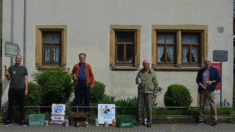 Erinnerungsfoto mit aktuellem Corona-Abstand: Andreas Heger (von links), Wilfried Zachmann, Rudolf Zehner und Johannes Kram stehen mit Brauerei-Relikten, wie alten Bierkrügen und Bierkästen, vor dem ehemaligen Labor der Brauerei Hümmer in Dingolshausen.