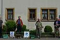 Erinnerungsfoto mit aktuellem Corona-Abstand: Andreas Heger (von links), Wilfried Zachmann, Rudolf Zehner und Johannes Kram stehen mit Brauerei-Relikten, wie alten Bierkrügen und Bierkästen, vor dem ehemaligen Labor der Brauerei Hümmer in Dingolshausen.