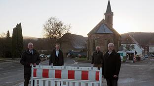 Verkehrsfreigabe im Kissinger Stadtteil Kleinbrach: (von links)  Oberbürgermeister Dr. Dirk Vogel, vom Staatlichen Bauamt Abteilungsleiter Konstantin Arnold, Stadtrat Bernd Czelustek und Behördenleiter des Staatlichen Bauamts Schweinfurt, Dr. Michael Fuchs.       -  Verkehrsfreigabe im Kissinger Stadtteil Kleinbrach: (von links)  Oberbürgermeister Dr. Dirk Vogel, vom Staatlichen Bauamt Abteilungsleiter Konstantin Arnold, Stadtrat Bernd Czelustek und Behördenleiter des Staatlichen Bauamts Schweinfurt, Dr. Michael Fuchs.