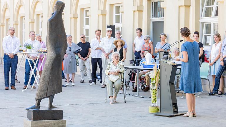 Dr. Henrike Holsing (Stellvertretende Leitung Museum im Kulturspeicher Würzburg) bei ihrer Rede mit Erläuterungen zu Roeders Leben und Kunst.