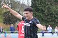 Jubel über den Karlburger Führungstreffer zum 1:0: Max Lambrecht reißt nach dem Tor seines Kapitäns Marvin Schramm die Arme in die Luft.