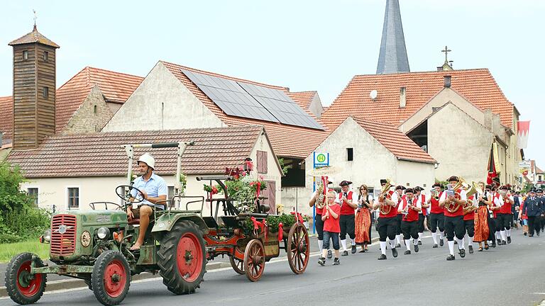 Impressionen vom großen Geburtstagsfest - ein Feuerwehrfest das in Erinnerung bleiben wird. Zum Fest 150 Jahre Feuerwehr Kirchschönbach gab es einen großen Umzug durch die Ortschaft. Neben 25 Feuerwehren sorgten drei Musik-Kapellen (Oberschwarzach, Kitzingen / Wiesenbronn, Reupelsdorf) für beste Feststimmung. Das Festgelände war im Anschluss an den Umzug bis auf den letzten Platz 'ausverkauft'. Feuerwehren, Blaskapellen, Ehrengäste und Besucher fühlten sich sehr wohl.