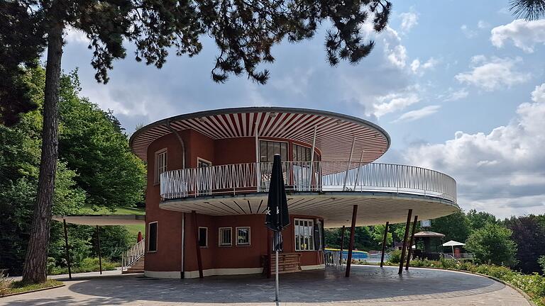 Der Rundbau im Charme der 50er Jahre steht, wie das gesamte Terrassenschwimmbad, unter Denkmalschutz.       -  Der Rundbau im Charme der 50er Jahre steht, wie das gesamte Terrassenschwimmbad, unter Denkmalschutz.