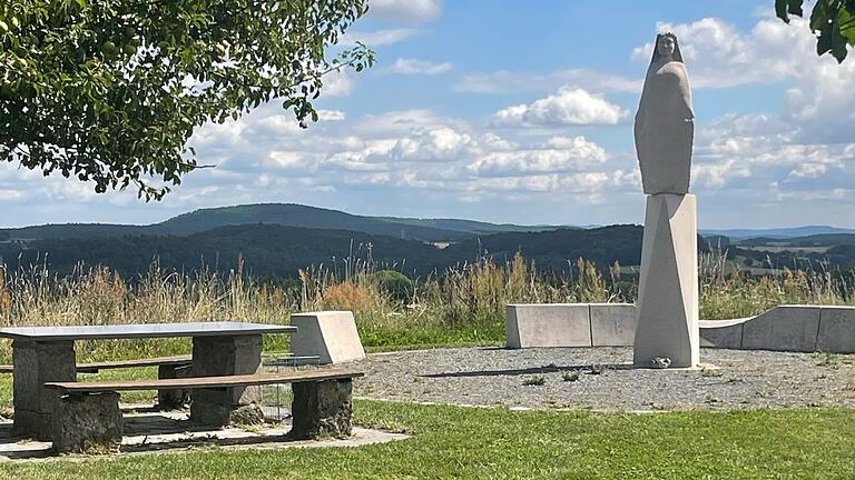 Blick auf die Marienstatue auf dem Hünenhügel, auf dem an Maria Himmelfahrt der Festgottesdienst mit Kräuterweihe stattfindet und von dem man eine wunderbare Aussicht genießt.