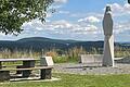 Blick auf die Marienstatue auf dem Hünenhügel, auf dem an Maria Himmelfahrt der Festgottesdienst mit Kräuterweihe stattfindet und von dem man eine wunderbare Aussicht genießt.