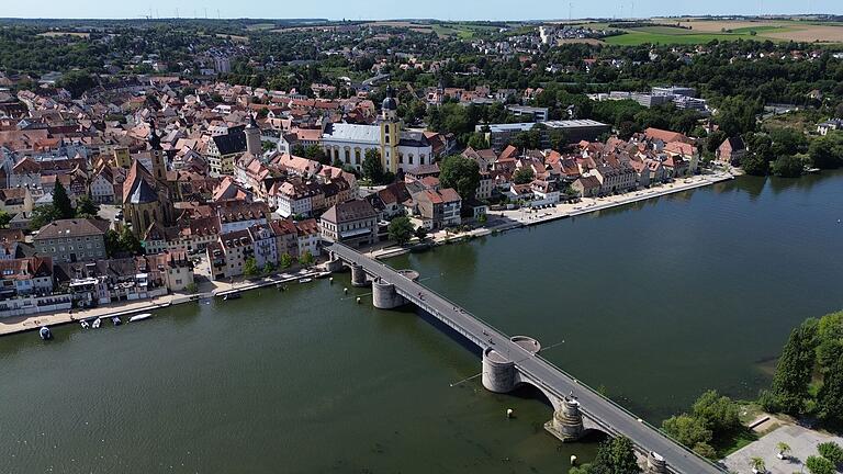 Die Alte Mainbrücke im heutigen Zustand, dahinter die Altstadt von Kitzingen. Die Alte Mainbrücke im heutigen Zustand, dahinter die Altstadt von Kitzingen.