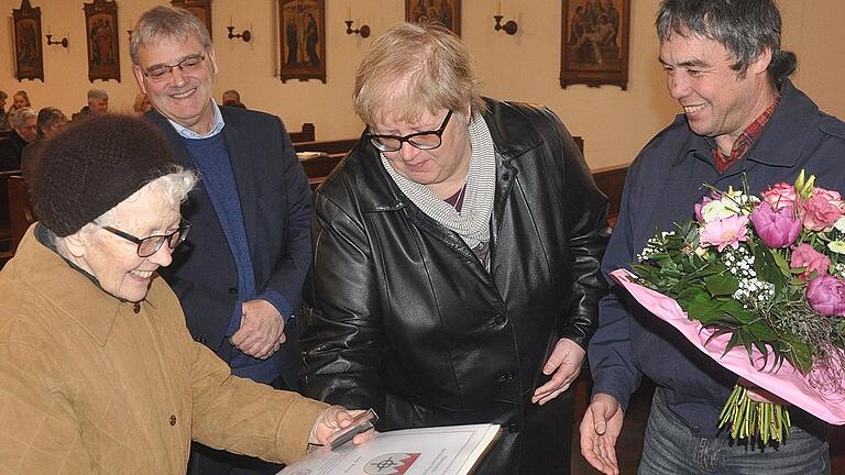 62 Jahre an der Orgel: (von links) Organistin Luzia Böhm, Kantor Bernhard Seebach, Pastoralreferentin Gabriele Michelfeit und Pfarrgemeinderats-Vorsitzender Martin Sauer bei der Ehrung.