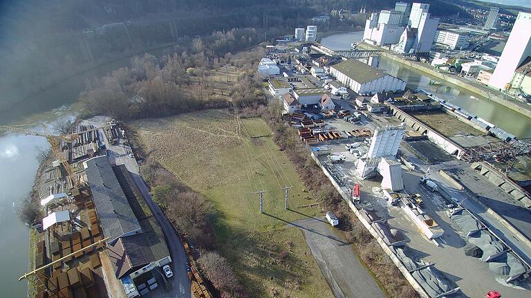 Auch der potenzielle Stadionstandort im Neuen Hafen soll durch die Stadtverwaltung intensiver auf seine Eignung untersucht werden.