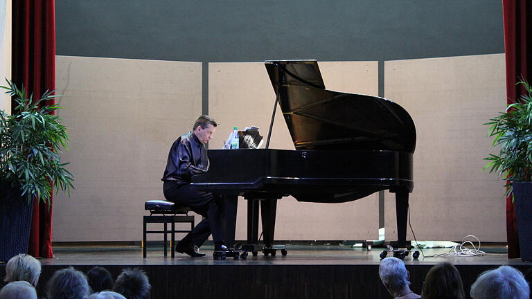 Daniel Herzig spielte am Sonntag im Festsaal des BKH klassische Stücke und Filmmusik.