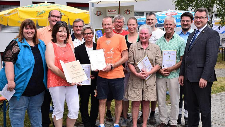 Langjährige Übungsleiter und Funktionäre der Sportgemeinschaft Bomhardschule Uffenheim erhielten bei der Jubiläumsfeier eine Auszeichnung. Das Bild zeigt (von links): Susanne Holzmann, Thomas Hellenschmidt, Katrin Pfänder, Jürgen Jüllich, Ulrike Lischka, Ralf Lischka, Gerhard Wölfel, Deborah Jüllich, Stephanie Sauer, Christian Göbel, Jürgen Priebe, Jürgen Boier und Wolfgang Lampe.