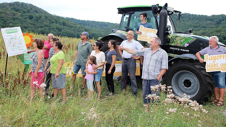 Der Schleppertour-Traktor des Bayerischen Bauernverbands machte am Sonntag Station auf einem Blühacker am Steigerwaldzentrum in Handthal. Dort informierte die Landwirtsfamilie Bedenk über ihr Engagement pro Artenvielfalt.