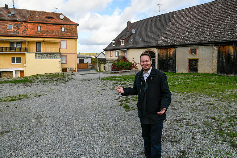 Scheunen und geschottertes Grün: Noch lässt sich kaum erahnen, wie hier einmal Waldbrunns Marktplatz aussehen soll.