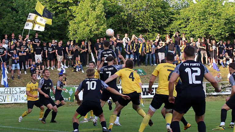 Über 800 Zuschauende waren auf dem Sportplatz des TSV Forst dabei. Vor allem die mitgereisten Fans des TSV Ettleben/Werneck sorgten für eine tolle Stimmung.