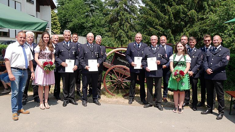 Die Freiwillige Feuerwehr Rupprechtshausen feierte ihr 125-jähriges Gründungsjubiläum und ehrte langjährige Aktive (von links): Bürgermeister Alois Fischer, Winfried Uttinger, Ehrendame Viola Döppler, KBI Markus Fleder, Christian Döppler, KBM Christian Kordmann, Rudi Götz, Gerhard Förster, Günther Schierling, Klaus Baumeister, Landrat Thomas Eberth, Ehrendame Hannah Bardorf, die Kommandanten Daniel Götz und Steffen Hartmann sowie die Vorstände Florian Götz und Christian Röttinger.