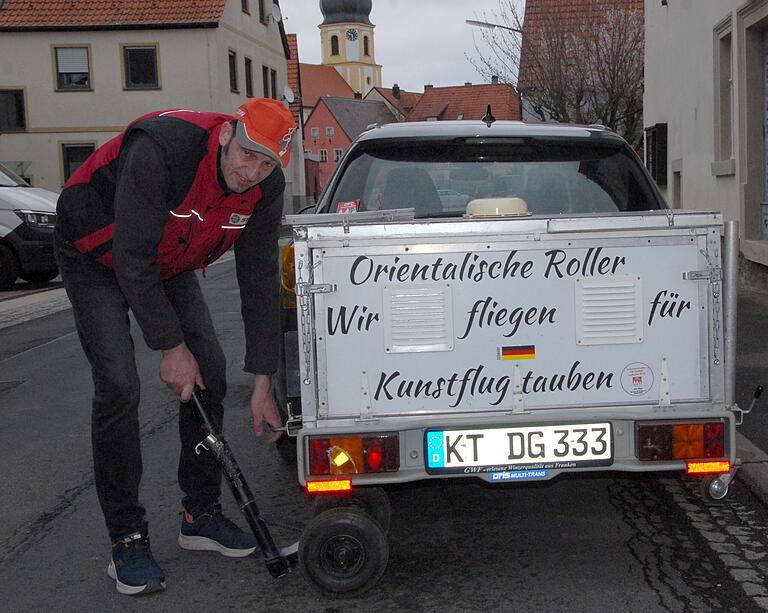 Detlef Gruschke hat sich einen mobilen Taubenschlag konstruiert um schneller und leichter mit seinen Schützlingen zum Trainieren oder auf Meisterschaften fahren zu können.