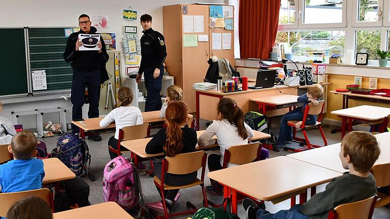 Anwärterinnen und Anwärter des Aus- und Fortbildungszentrums der Bundespolizei in Oerlenbach lasen in den Grundschulen vor und stellten ihren Beruf vor.       -  Anwärterinnen und Anwärter des Aus- und Fortbildungszentrums der Bundespolizei in Oerlenbach lasen in den Grundschulen vor und stellten ihren Beruf vor.