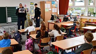 Anwärterinnen und Anwärter des Aus- und Fortbildungszentrums der Bundespolizei in Oerlenbach lasen in den Grundschulen vor und stellten ihren Beruf vor.       -  Anwärterinnen und Anwärter des Aus- und Fortbildungszentrums der Bundespolizei in Oerlenbach lasen in den Grundschulen vor und stellten ihren Beruf vor.