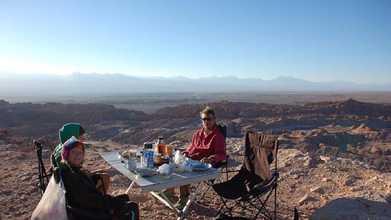 Warten auf den Sonnenuntergang: Im Valle de la Luna in Chile, mit Familiennachwuchs Che. Warten auf den Sonnenuntergang: Im Valle de la Luna in Chile, mit Familiennachwuchs Che.
