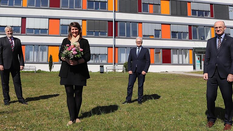 Mit dem 1. April hat Dr. Vera Antonia Büchner den Posten der Vorstandsvorsitzenden der Haßberg-Kliniken übernommen. Ihr Vorgänger Stephan Kolck (links) und ihr künftiger Vorstandskollege Wilfried Neubauer (Mitte) sowie Landrat Wilhelm Schneider (rechts) begrüßten die 'Neue' im Garten des Haßfurter Krankenhauses mit dem in der aktuellen Lage gebotenen Abstand.