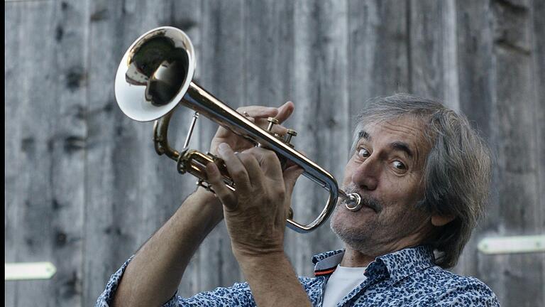 Trompete und Gitarre sind die Hauptinstrumente von Joachim Scholz aus Geroda. Aber auch auf anderen besitzt der Gerodaer Kenntnisse. Dem Jugendblasorchester Scholz bleibt er erhalten, aber nicht mehr als Dirigent. Foto: Steffen Standke       -  Trompete und Gitarre sind die Hauptinstrumente von Joachim Scholz aus Geroda. Aber auch auf anderen besitzt der Gerodaer Kenntnisse. Dem Jugendblasorchester Scholz bleibt er erhalten, aber nicht mehr als Dirigent. Foto: Steffen Standke