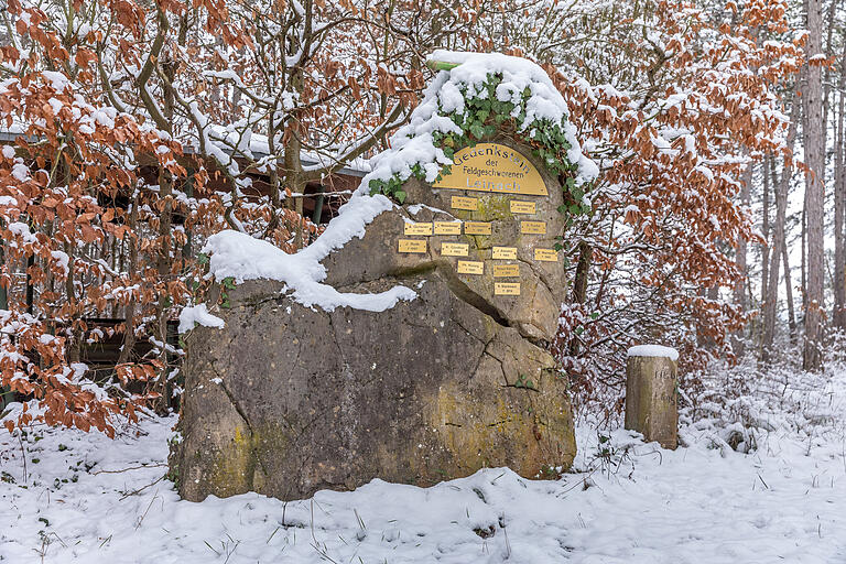 Am Wegesrand: Gedenkstein der Leinacher Feldgeschworenen. Am Wegesrand: Gedenkstein der Leinacher Feldgeschworenen.