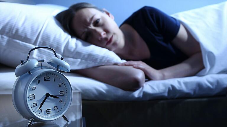 Viele haben eine idealisierte Vorstellung von gutem Schlaf, aber nächtliches Aufwachen ist normal. Die Psychosomatische Klinik in Bad Neustadt erklärt das in ihren Gesundheitsseminaren. Viele haben eine idealisierte Vorstellung von gutem Schlaf, aber nächtliches Aufwachen ist normal. Die Psychosomatische Klinik in Bad Neustadt erklärt das in ihren Gesundheitsseminaren.