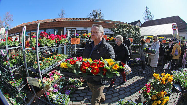 Beste Stimmung und viele Besucher beim Frühlingsmarkt in Arnstein
