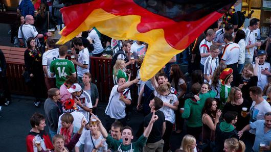 Public Viewing WM Deutschland gegen USA - Fans der Deutschen Nationalmannschaft feiern in der Innenstadt in Würzburg. Public Viewing WM Deutschland gegen USA - Fans der Deutschen Nationalmannschaft feiern in der Innenstadt in Würzburg.