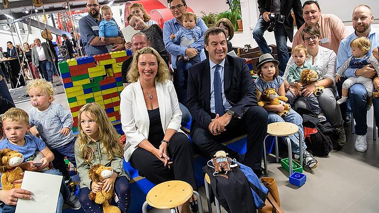 Söder überreicht Bewilligungsbescheide für Familiengeld       -  Das bayerische Familiengeld droht zum Bayernwahl-Skandal zu werden. Weglächeln können Bayerns Ministerpräsident Markus Söder und seine Familienministerin Kerstin Schreyer das Problem nicht. Das Bild zeigt Söder und Schreyer bei der Übergabe von Familiengeld-Bescheiden am Donnerstag in München.