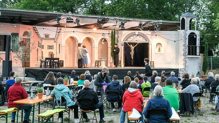 Theateraufführungen unter freiem Himmel (im Bild eine Vorstellung des&nbsp;Chambinzky auf dem ehemaligen Landesgartenschaugelände am Hubland in Würzburg) sind im Winter schwer vorstellbar.